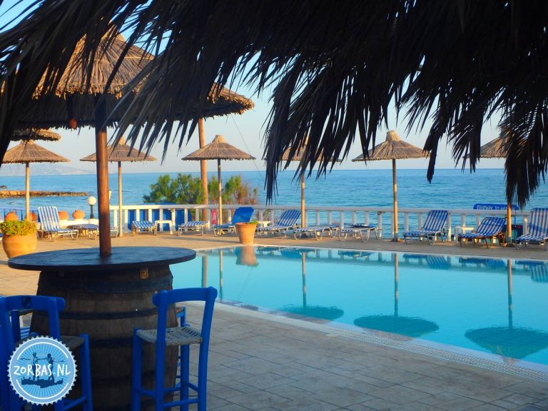 Het zwembad en de zee gezien vanaf Zorbas Island Kokkini Hani Kreta