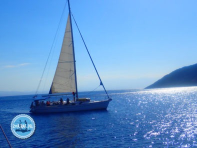 zeilen op kreta voor de kust van Zorbas island in Kokkini hani Kreta