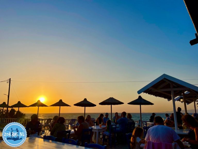 het zeewater rond Kreta is in de zomer heerlijk warm, met temperaturen die variëren van gemiddeld 24°C tot 27°C, en in de hoogzomer zelfs kunnen oplopen tot rond de 30°C aan de noordkust. Dit maakt de zee ideaal voor zwemmen, snorkelen en diverse watersporten, met name van juni tot en met september.